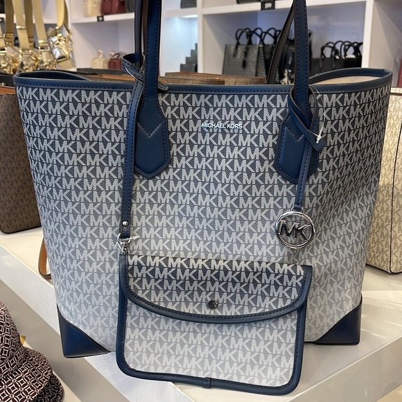 Michael Kors Eva Large Ombré Signature Logo Tote Bag
Navy
NWT - Picture 9 of 16